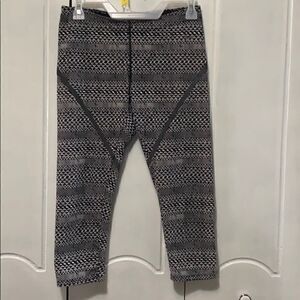 Nike DRI - FIT geometric print Capri Leggings S